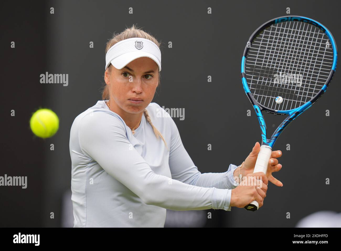 Yulia Putintseva en action contre Ajla Tomljanovic lors de la finale féminine en simple au neuvième jour du Rothesay Classic à Edgbaston Priory Club, Birmingham. Date de la photo : dimanche 23 juin 2024. Banque D'Images