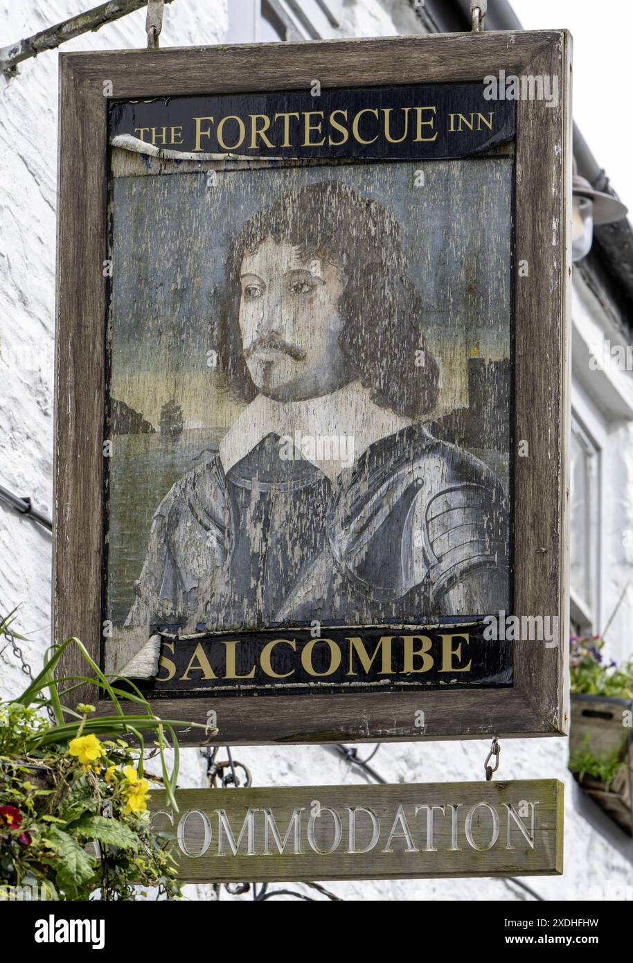 Panneau traditionnel de pub suspendu à la Fortescue Inn - public House - Union Street, Salcombe, Devon, Angleterre, Royaume-Uni Banque D'Images