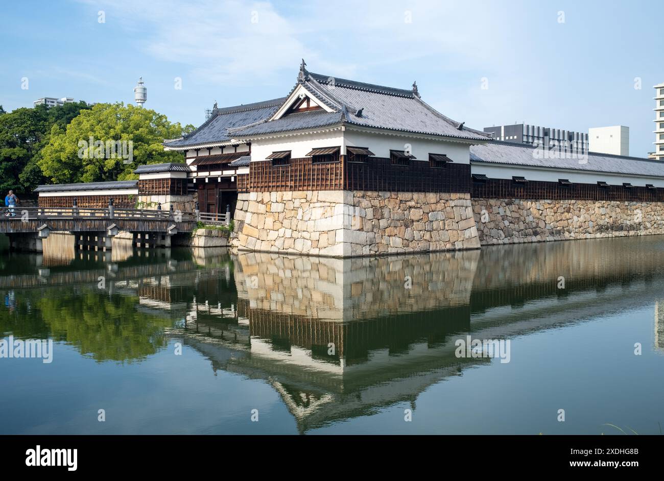 Murs extérieurs et douves au château d'Hiroshima à Hiroshima au Japon Banque D'Images