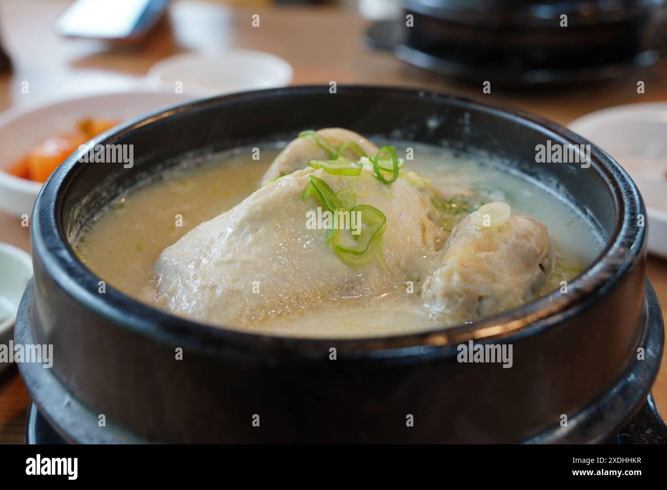 Samgyetang est un plat de poulet coréen et un aliment santé représentatif de l'été. Banque D'Images