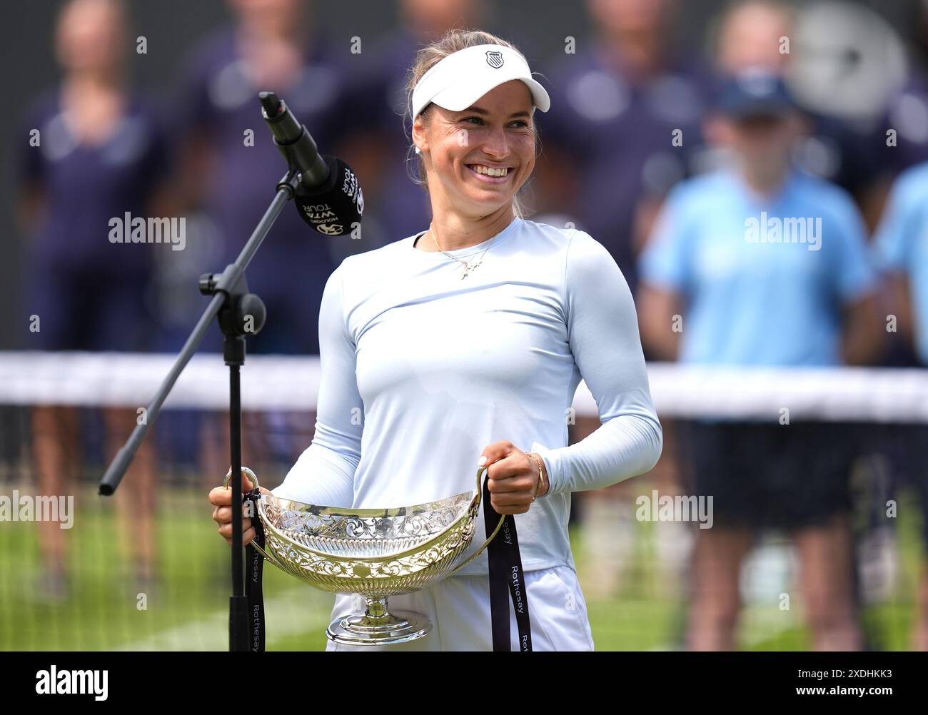 Yulia Putintseva célèbre avec le trophée après la victoire contre Ajla Tomljanovic dans la finale féminine en simple au neuvième jour du Rothesay Classic à Edgbaston Priory Club, Birmingham. Date de la photo : dimanche 23 juin 2024. Banque D'Images