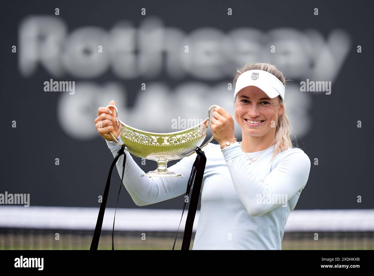 Yulia Putintseva célèbre avec le trophée Maud Watson après sa victoire contre Ajla Tomljanovic dans la finale féminine en simple au neuvième jour du Rothesay Classic au Edgbaston Priory Club, Birmingham. Date de la photo : dimanche 23 juin 2024. Banque D'Images