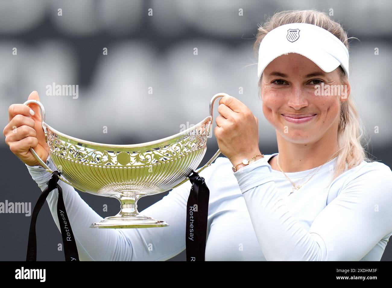 Yulia Putintseva célèbre avec le trophée Maud Watson après sa victoire contre Ajla Tomljanovic dans la finale féminine en simple au neuvième jour du Rothesay Classic au Edgbaston Priory Club, Birmingham. Date de la photo : dimanche 23 juin 2024. Banque D'Images