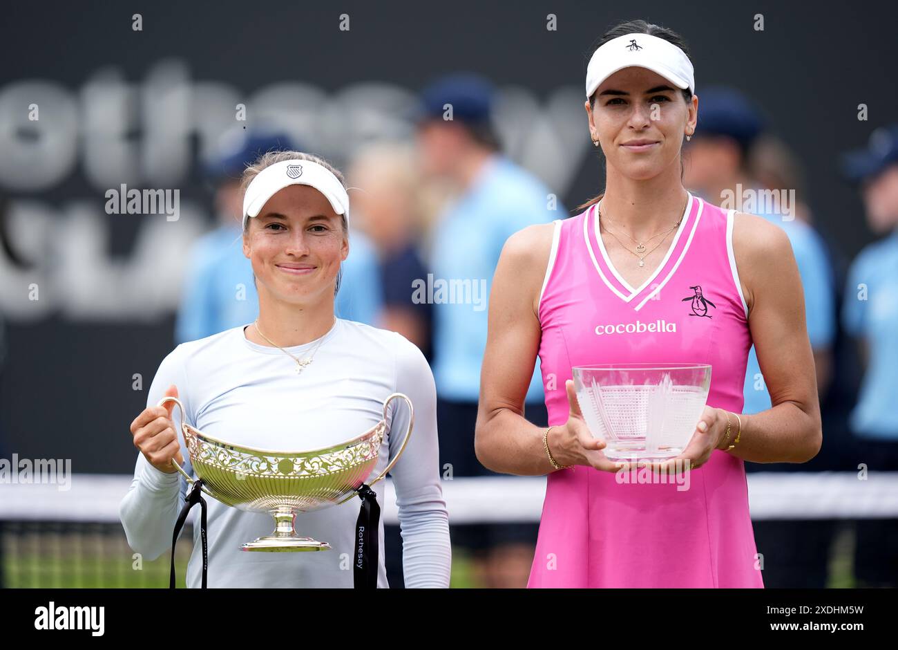 Yulia Putintseva (à gauche) avec le trophée Maud Watson après la victoire contre Ajla Tomljanovic (à droite) dans la finale féminine en simple au neuvième jour du Rothesay Classic à Edgbaston Priory Club, Birmingham. Date de la photo : dimanche 23 juin 2024. Banque D'Images