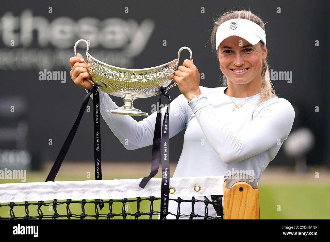 Yulia Putintseva célèbre avec le trophée Maud Watson après sa victoire contre Ajla Tomljanovic dans la finale féminine en simple au neuvième jour du Rothesay Classic au Edgbaston Priory Club, Birmingham. Date de la photo : dimanche 23 juin 2024. Banque D'Images