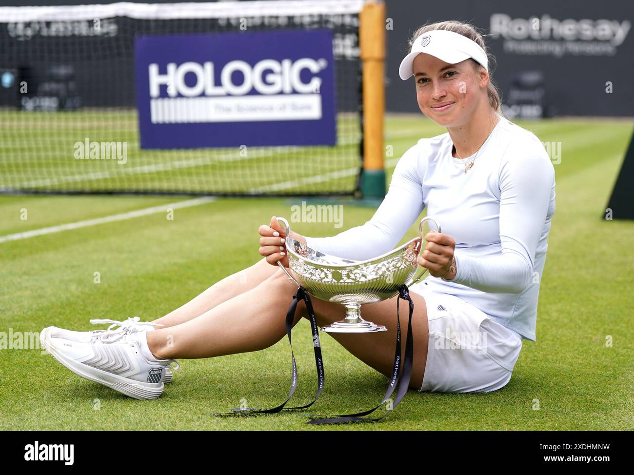 Yulia Putintseva célèbre avec le trophée Maud Watson après sa victoire contre Ajla Tomljanovic dans la finale féminine en simple au neuvième jour du Rothesay Classic au Edgbaston Priory Club, Birmingham. Date de la photo : dimanche 23 juin 2024. Banque D'Images