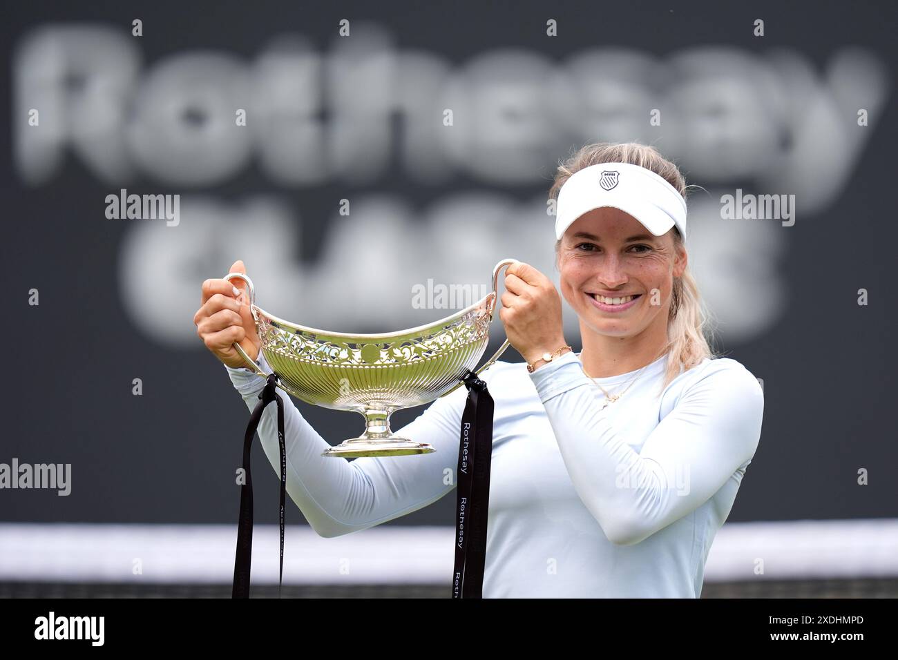 Yulia Putintseva célèbre avec le trophée Maud Watson après sa victoire contre Ajla Tomljanovic dans la finale féminine en simple au neuvième jour du Rothesay Classic au Edgbaston Priory Club, Birmingham. Date de la photo : dimanche 23 juin 2024. Banque D'Images
