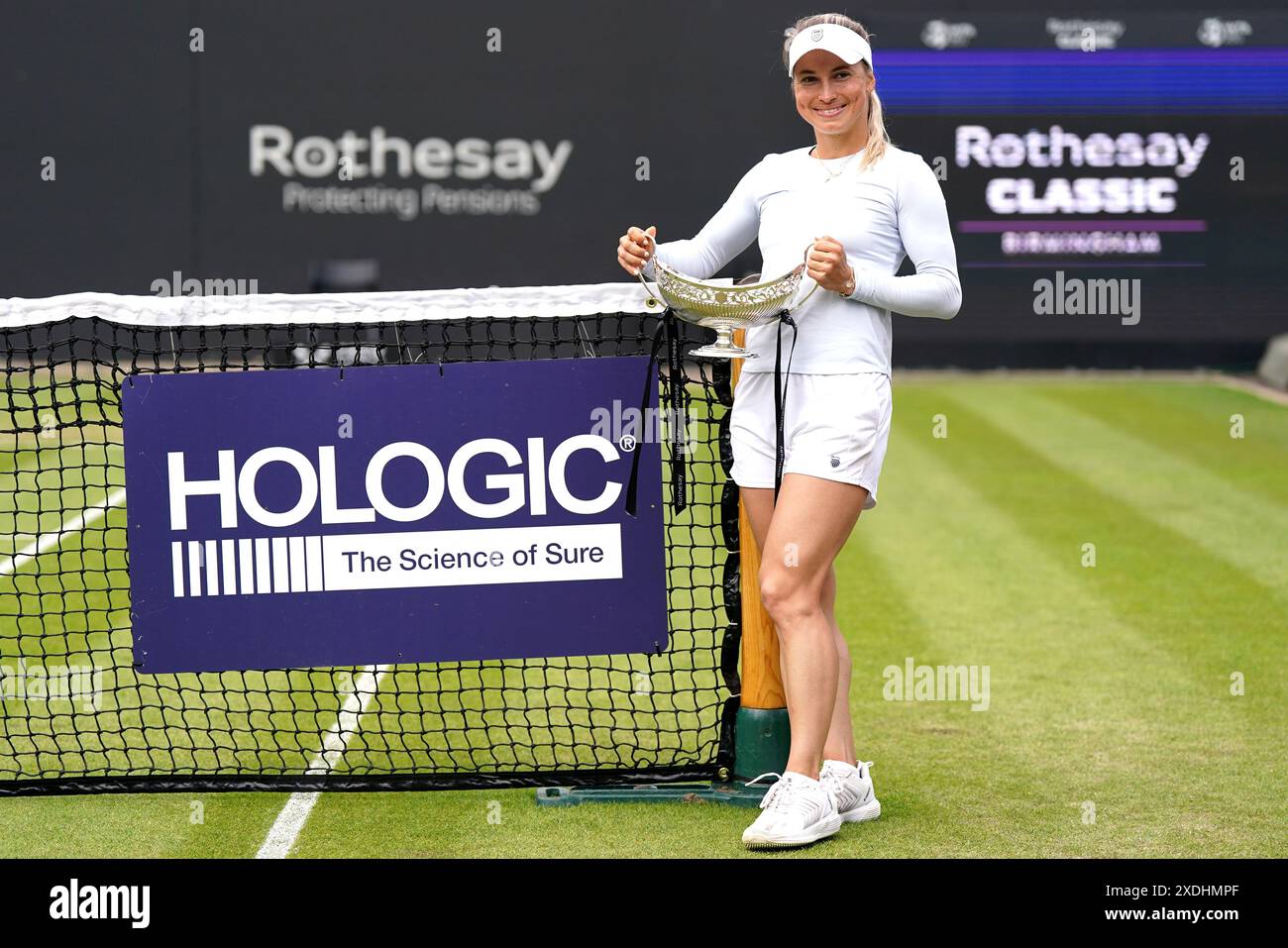 Yulia Putintseva célèbre avec le trophée Maud Watson après sa victoire contre Ajla Tomljanovic dans la finale féminine en simple au neuvième jour du Rothesay Classic au Edgbaston Priory Club, Birmingham. Date de la photo : dimanche 23 juin 2024. Banque D'Images