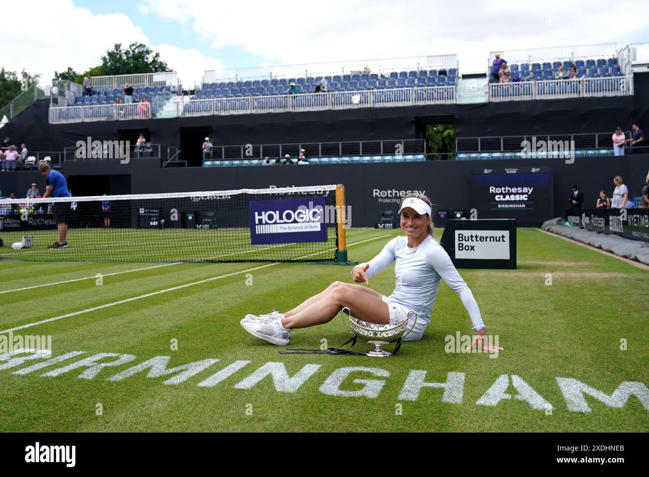 Yulia Putintseva célèbre avec le trophée Maud Watson après sa victoire contre Ajla Tomljanovic dans la finale féminine en simple au neuvième jour du Rothesay Classic au Edgbaston Priory Club, Birmingham. Date de la photo : dimanche 23 juin 2024. Banque D'Images
