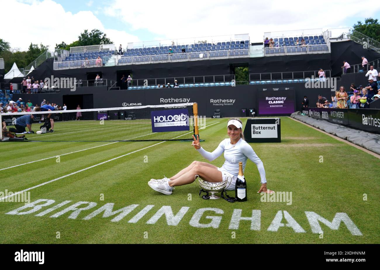 Yulia Putintseva célèbre avec le trophée Maud Watson après sa victoire contre Ajla Tomljanovic dans la finale féminine en simple au neuvième jour du Rothesay Classic au Edgbaston Priory Club, Birmingham. Date de la photo : dimanche 23 juin 2024. Banque D'Images
