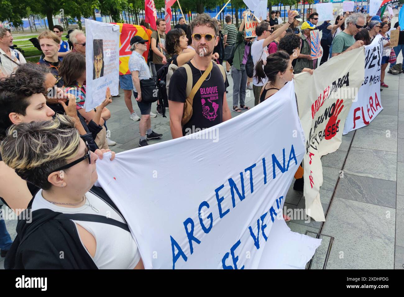 Berlin, Deutschland, 23 juin 2024 : Bundeskanzleramt : Empfang des argentinischen Präsidenten durch den deutschen Bundeskanzler : Protest gegen Javier Milei vor dem Kanzleramt *** Berlin, Allemagne, 23 06 2024 Chancellerie fédérale réception du président argentin par la Chancelière allemande protestation contre Javier Milei devant la Chancellerie Copyright : xdtsxNachrichtenagenturx dts 41619 Banque D'Images