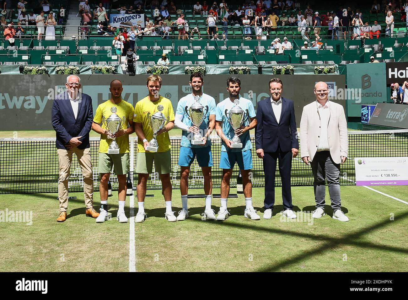 23 juin 2024, Halle Westf, Westfalen, Deutschland : u.a. Hans-Juergen Ochs (GER) - ATP Supvervisor, Tim Puetz (GER), Kevin Krawietz (GER), Andrea Vavassori (ITA), Simone Bolelli (ITA), Ralf Weber (GER) - Directeur de tournoi, Sven Wortmann (GER) - Terra Wortmann Group avec des trophées pendant le 31. TERRA WORTMANN OPEN, ATP500 - Tennis pour hommes (crédit image : © Mathias Schulz/ZUMA Press Wire) USAGE ÉDITORIAL SEULEMENT! Non destiné à UN USAGE commercial ! Banque D'Images