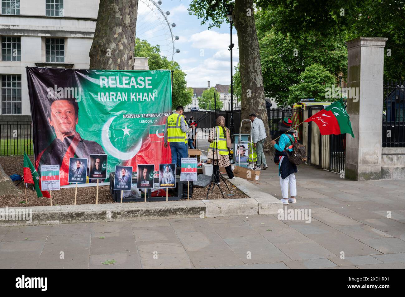 Londres, Royaume-Uni. 23 juin 2024. Les partisans du PTI installent des pancartes et des banderoles demandant de « libérer Imran Khan » avant la manifestation. Les partisans du parti Pakistan Tehrik-e-Insaf (PTI) de l’ancien premier ministre Imran Khan manifestent devant le 10 Downing Street pour demander la libération d’Imran Kahn et des travailleurs du PTI emprisonnés. Crédit : David Tramontan / Alamy Live News Banque D'Images