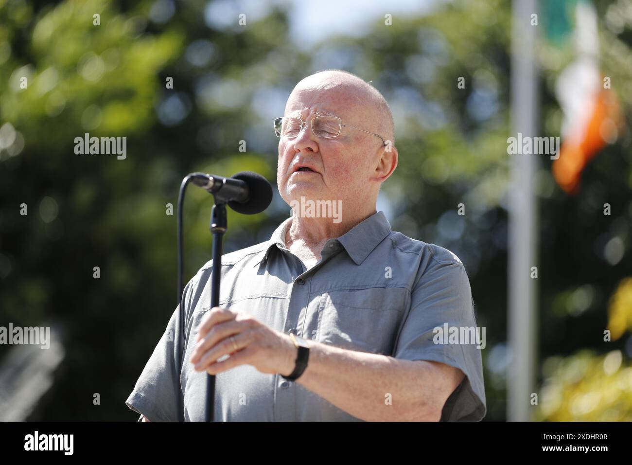 Christy Moore chantant lors d'une cérémonie de commémoration Stardust au Garden of Remembrance à Dublin, en l'honneur des victimes, survivants et personnes touchées par l'incendie Stardust à Dublin. Date de la photo : dimanche 23 juin 2024. Banque D'Images