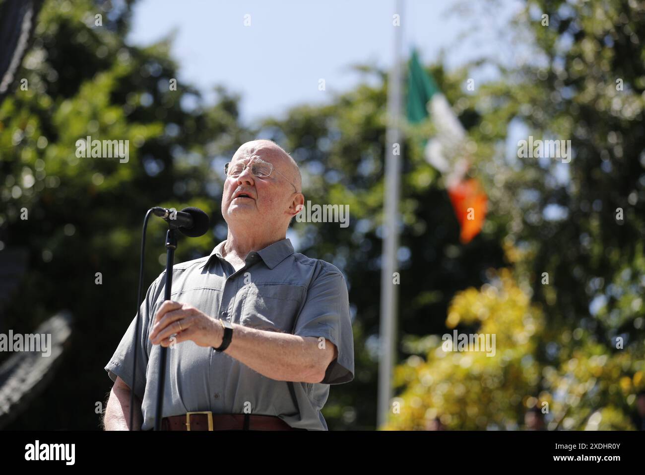 Christy Moore chantant lors d'une cérémonie de commémoration Stardust au Garden of Remembrance à Dublin, en l'honneur des victimes, survivants et personnes touchées par l'incendie Stardust à Dublin. Date de la photo : dimanche 23 juin 2024. Banque D'Images