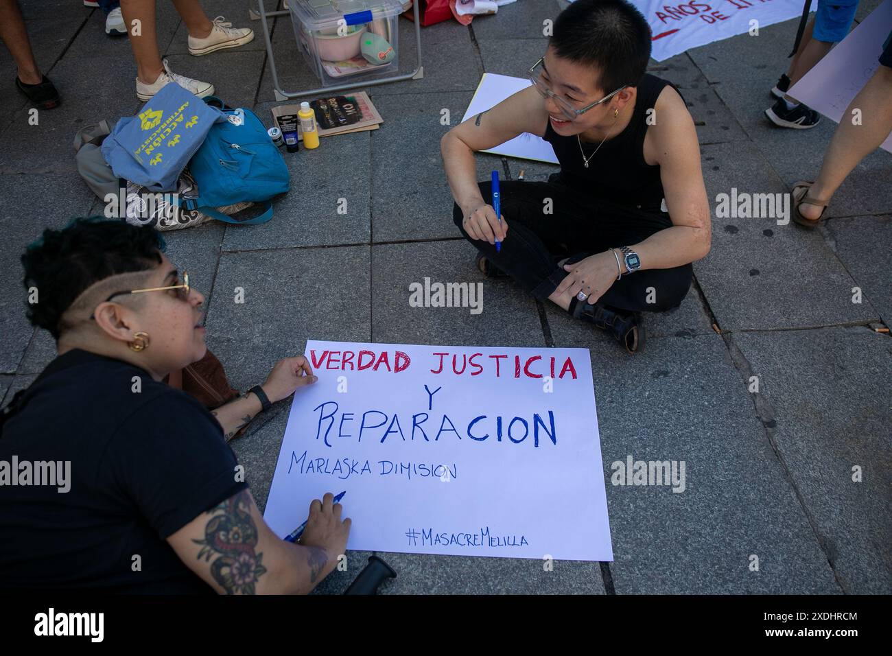 Madrid, Espagne. 22 juin 2024. Les groupes et associations antiracistes de Madrid ont appelé à un rassemblement ce matin sur la Plaza de Callao de Madrid pour commémorer le "massacre de Melilla". Le 24 juin 2022, environ 2 000 personnes, pour la plupart d’origine soudanaise, ont tenté de franchir la frontière entre l’Espagne et le Maroc par le poste frontière de Chinatown. Après l'intervention des forces de police des deux côtés de la frontière, au moins 37 personnes sont mortes et le nombre de personnes disparues serait d'au moins 76. Crédit : D. Canales Carvajal/Alamy Live News Banque D'Images