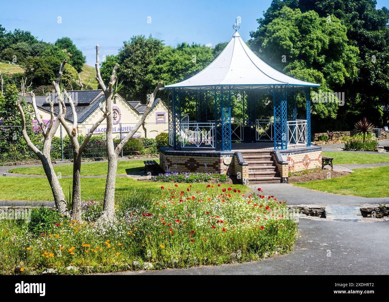 Vue sur la tribune dans Jubilee Gardens, Ilfracombe. Banque D'Images
