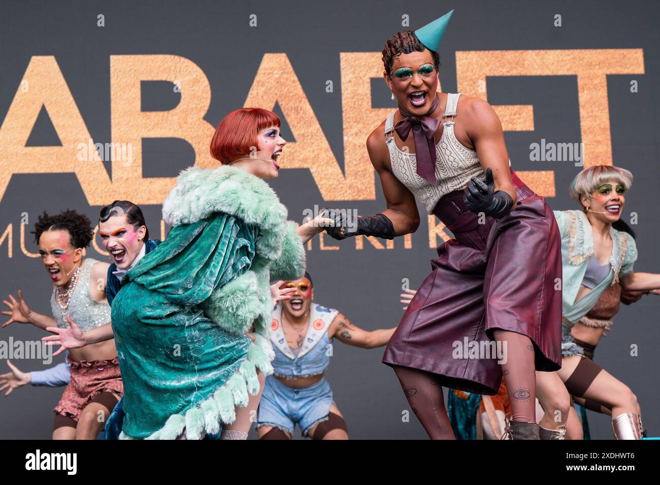 The London Cast of Cabaret sur scène au West End Live. Les acteurs incluent Layton Williams, et Rhea Norwood West End Live rassemble tous les théâtres musicaux sur une seule scène pendant un week-end. Samedi 22 juin 2024 comédies musicales dont Wicked, fantôme de l'Opéra, Frozen, A Chorus Line, Operation Mincemeat, Babies the musical, Mean Girls, Moulin Rouge, Cabaret, The Book of Mormon, Sister Act, Hamilton, les Misérables et Emerald Storm. Les présentateurs de la journée étaient Mazz Murray Hannah Lowther et Bradly Jaden. La foule a rempli Trafalagr Square à pleine capacité une fois de plus. Banque D'Images