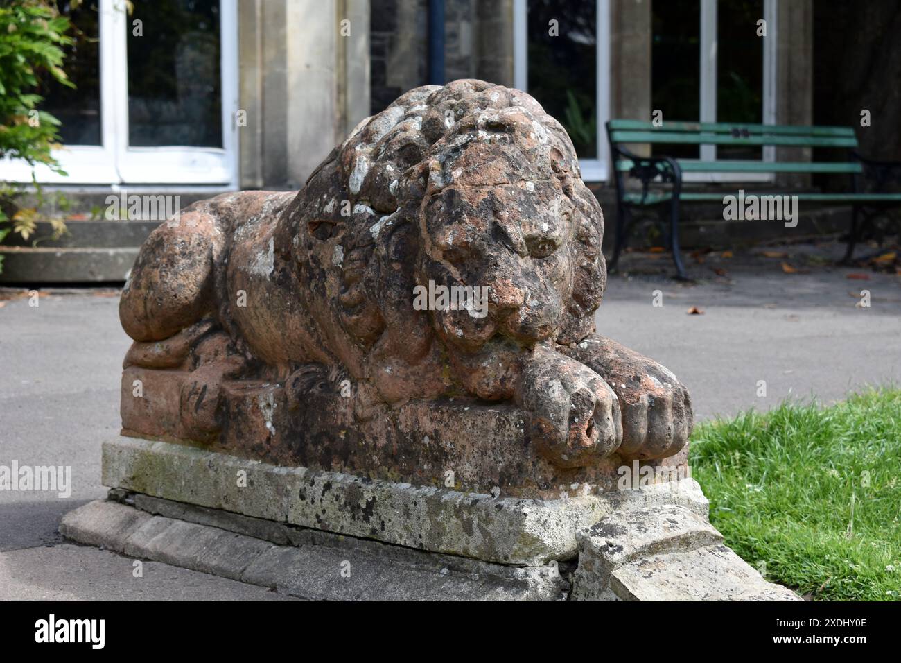 Statue de lion en pierre dormant à Insole court, Llandaff, Cardiff, pays de Galles Banque D'Images