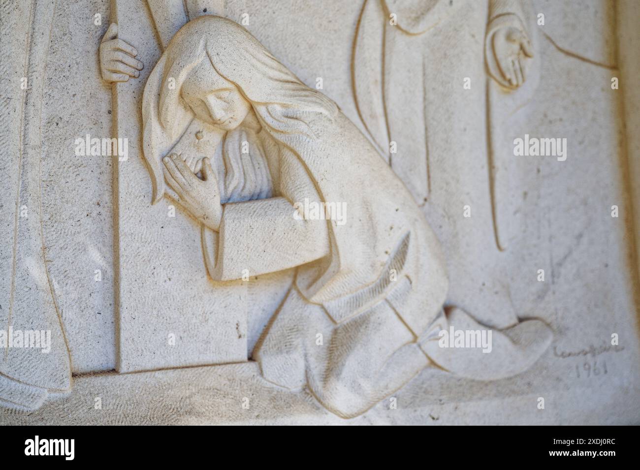 Marie-Madeleine au pied de la croix. Jésus meurt sur la croix – Station XII du chemin de Croix. Valinhos (Fátima), Portugal. Banque D'Images