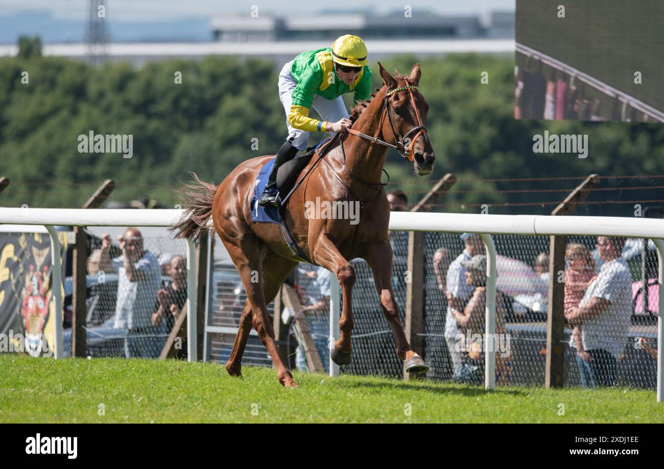 Pontefract, Royaume-Uni. Dimanche 23 juin 2024. Le Trooper Bisdee et Jack Gilligan remportent le Moor Top Farm Shop Hemsworth Pontefract Cup handicap Stakes, Pontefract, Royaume-Uni pour l'entraîneur Sir Mark Prescott BT et les propriétaires Mr & Mrs John Kelsey-Fry. Crédit JTW Equine images / Alamy Live News Banque D'Images