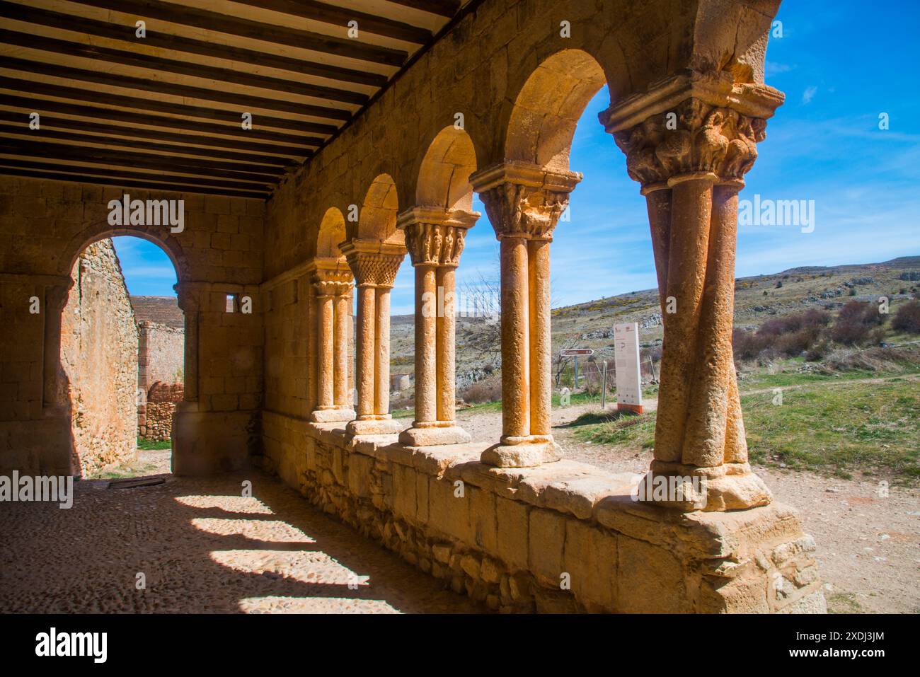 Atrium de l'église San Pedro. Caracena, la province de Soria, Castilla Leon, Espagne. Banque D'Images