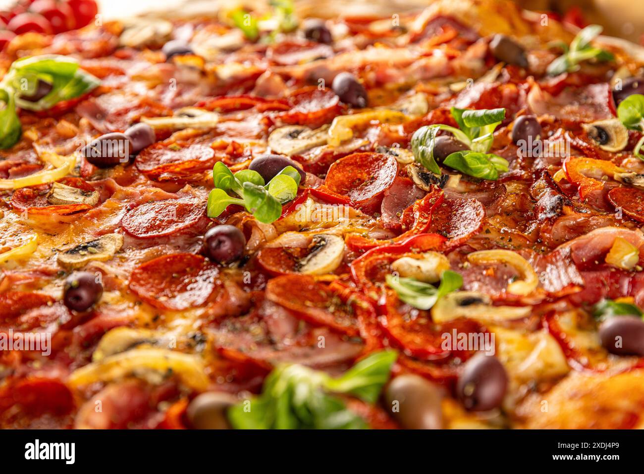 Délicieuse pizza avec pepperoni et champignons, gros plan Banque D'Images