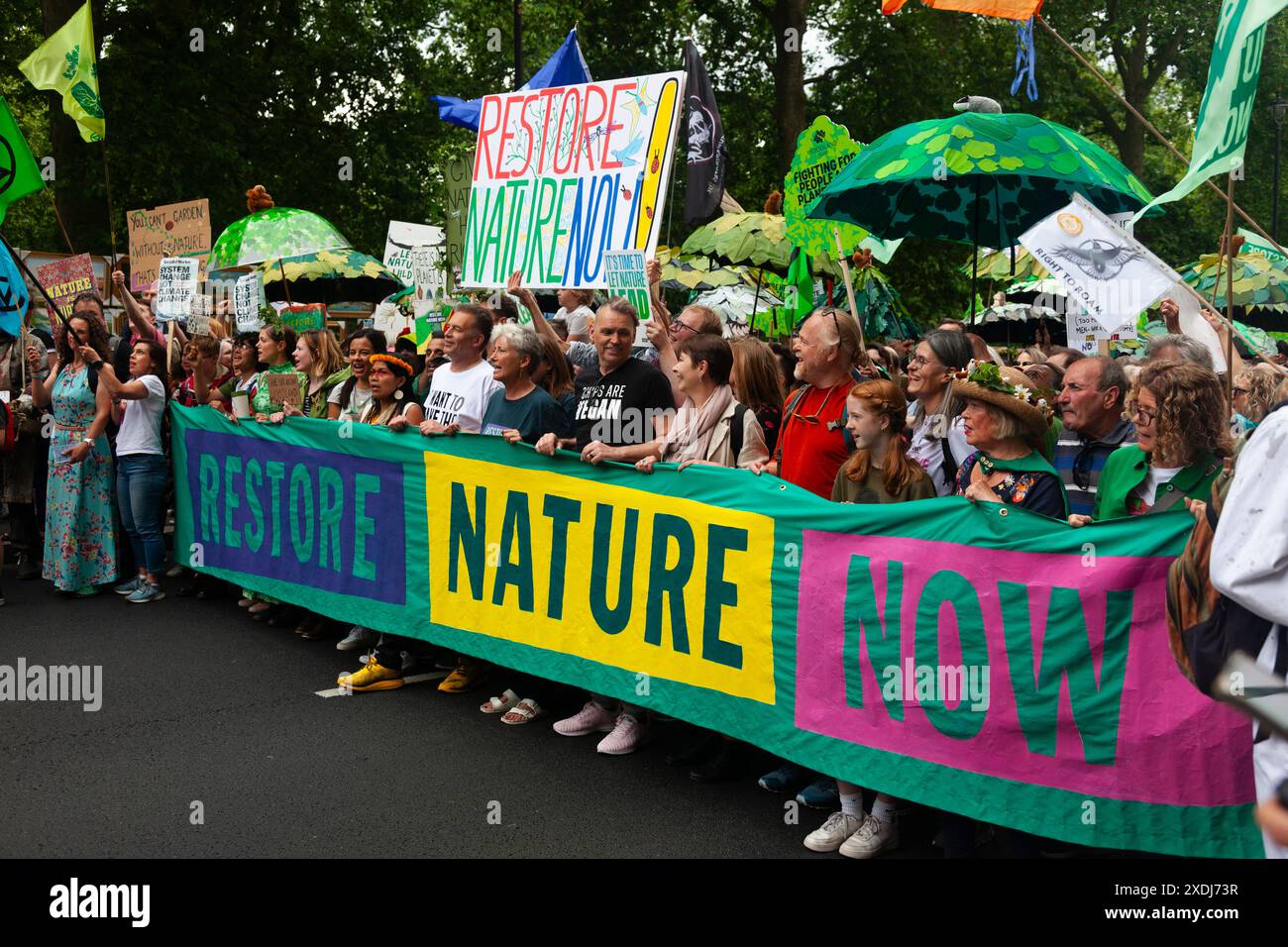 Chris Packham, Emma Thompson, Caroline Lucas et d'autres dirigent la Restore nature Now March, Londres, Royaume-Uni, le 22 juin 2024. Banque D'Images