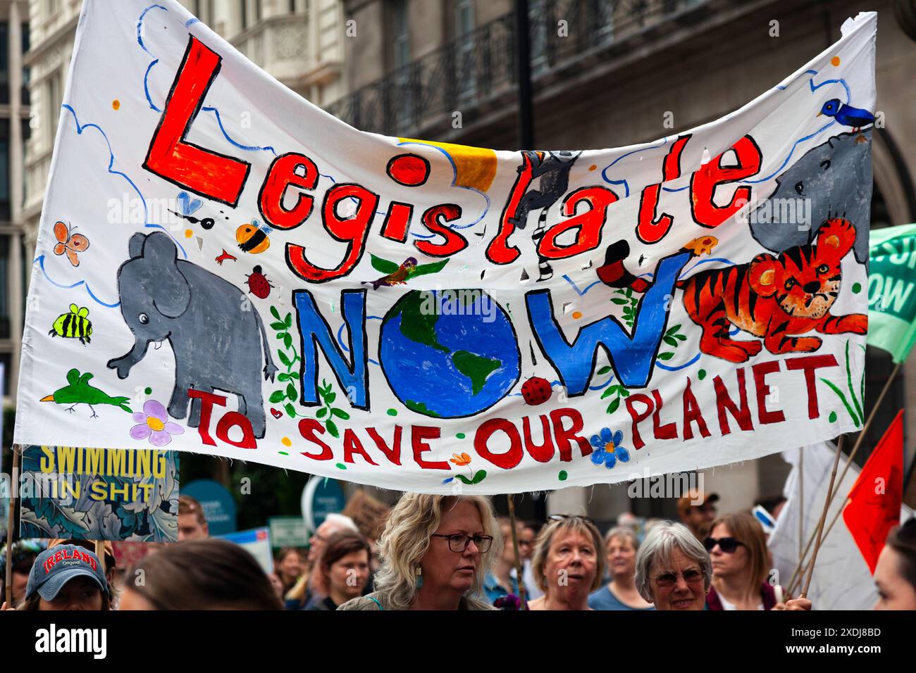 "Légiférez MAINTENANT pour sauver notre planète", pancarte, à la Restore nature Now march, Londres, 22 juin 2024 Banque D'Images