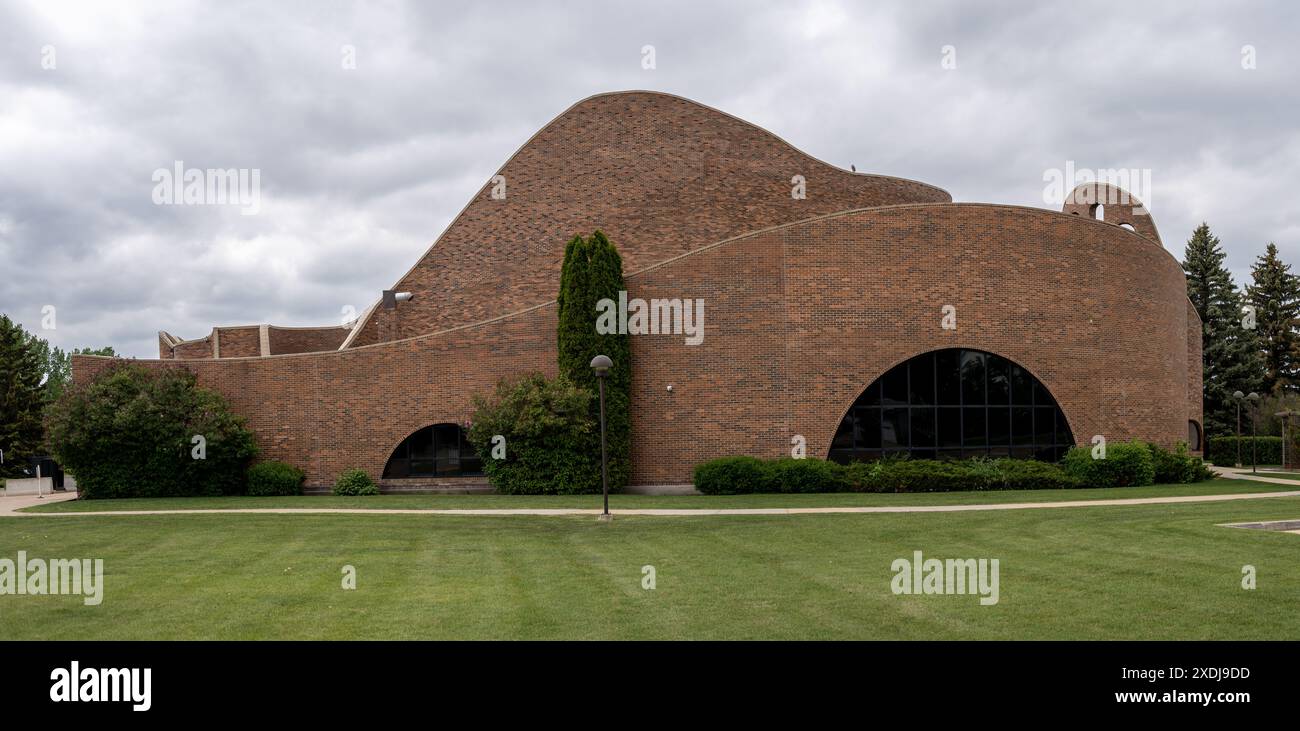 Red Deer, Alberta - 9 juin 2024 : Église catholique Mary's à Red Deer. Conçu par le célèbre architecte canadien indigène Douglas Cardinal. Banque D'Images