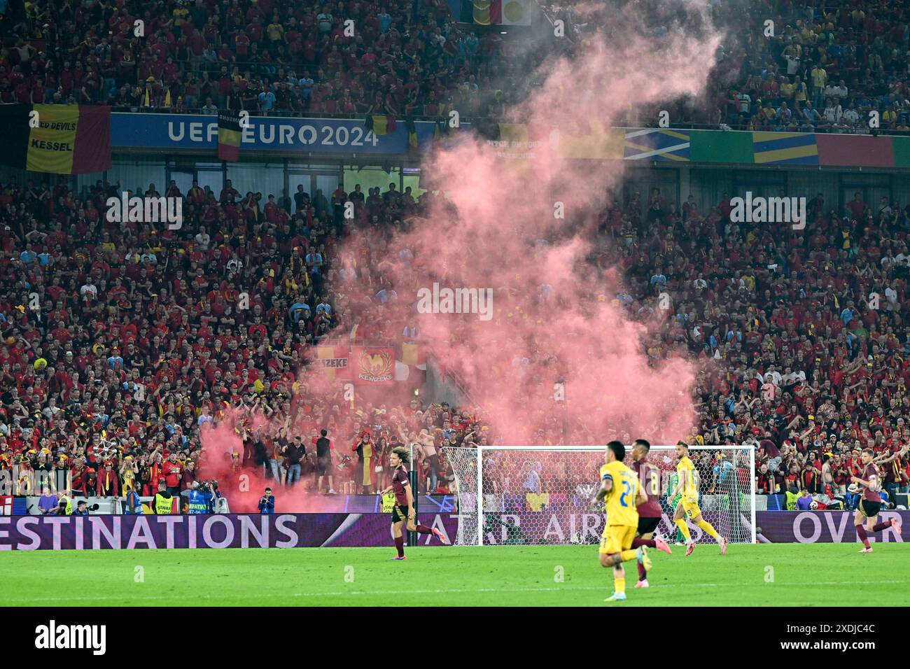 Les fans et les supporters de la Belgique photographiés en utilisant des fumkebombes rouges lors d'un match de football entre les équipes nationales de Belgique, appelé les Red Devils et la Roumanie le deuxième jour du groupe E dans la phase de groupes du tournoi UEFA Euro 2024 , le samedi 22 juin 2024 à Cologne , Allemagne . PHOTO SPORTPIX | David Catry Banque D'Images