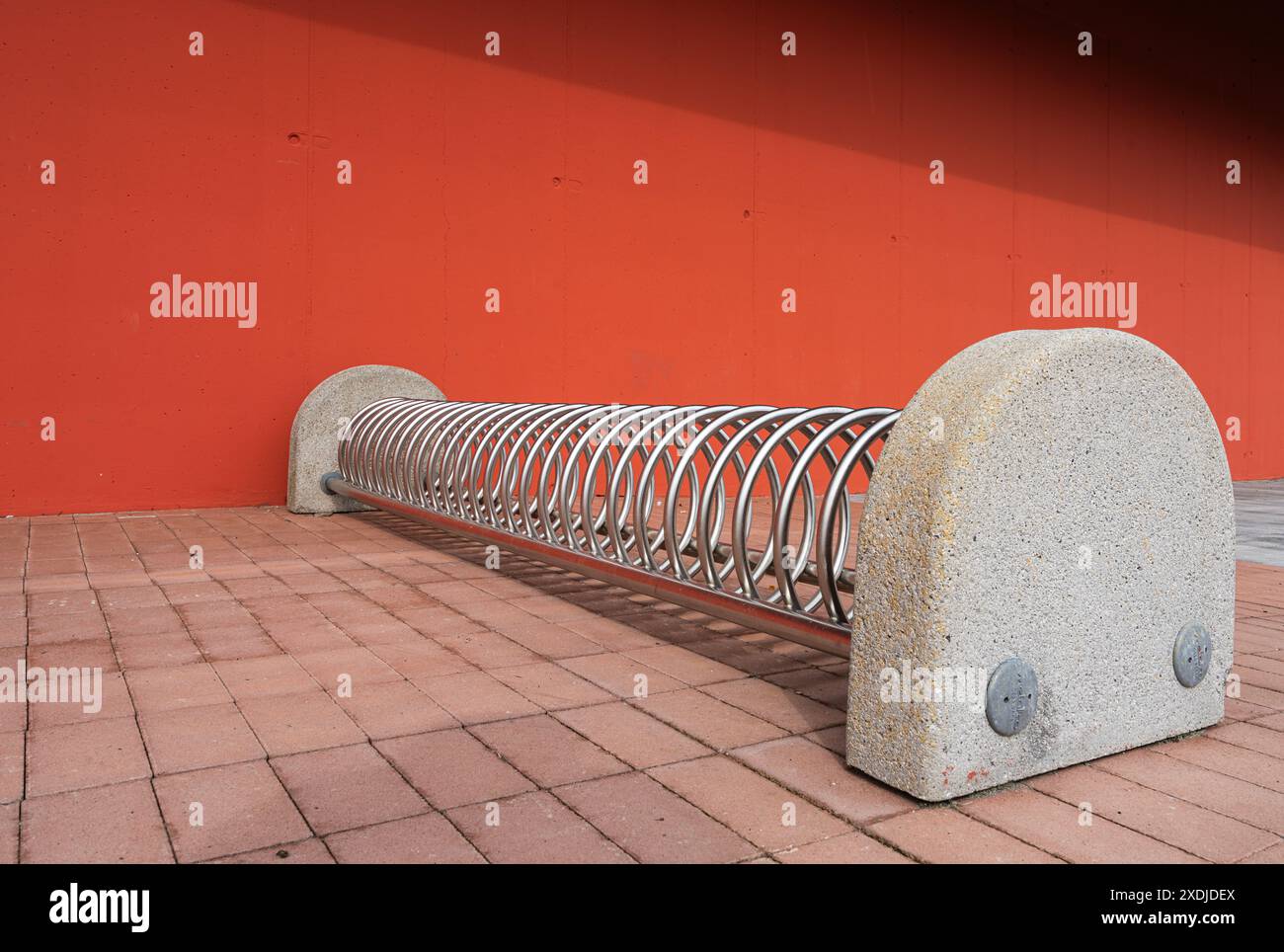 un porte-vélos sur un trottoir Banque D'Images