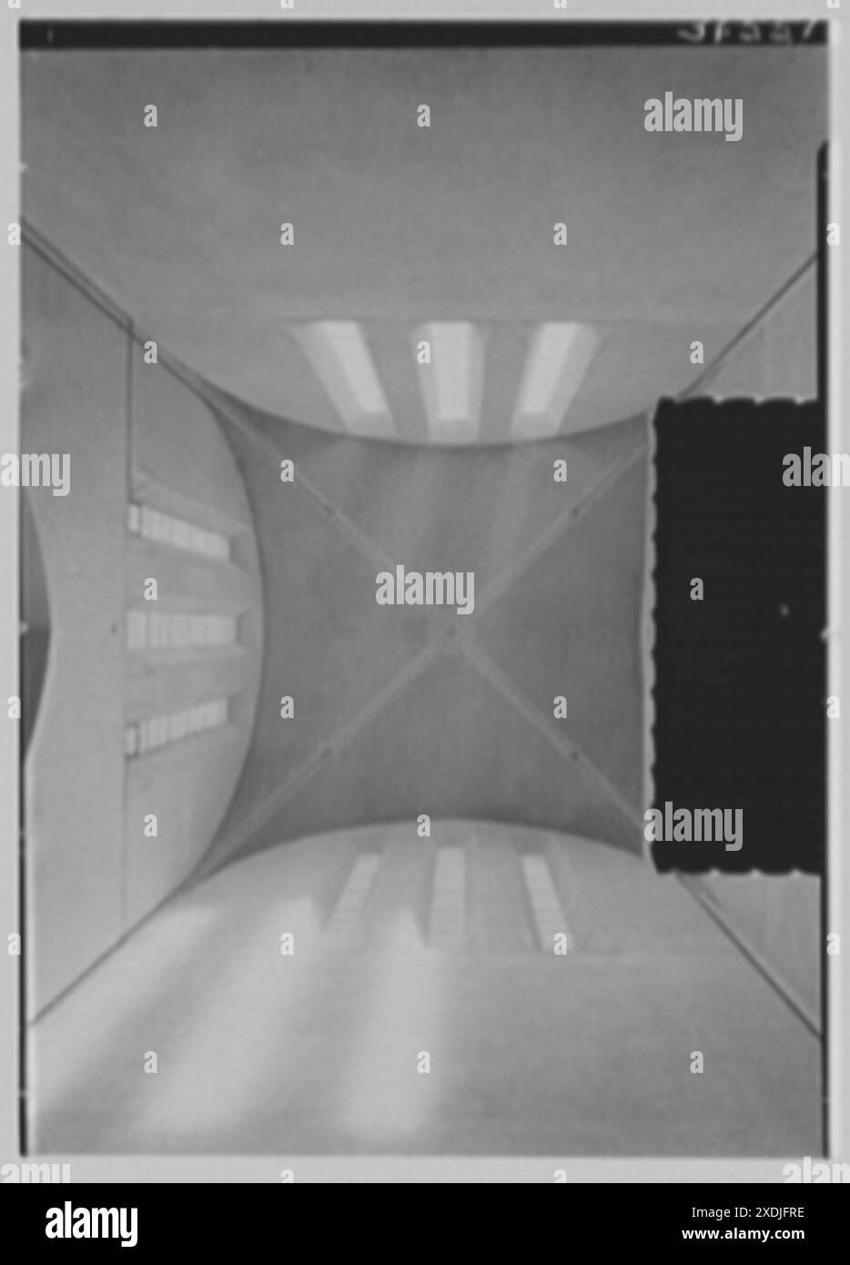 Church of the Epiphany, E. 74th équipé et York Ave., New York City. Plafond et fenêtres de la tour. Collection Gottscho-Schleisner Banque D'Images