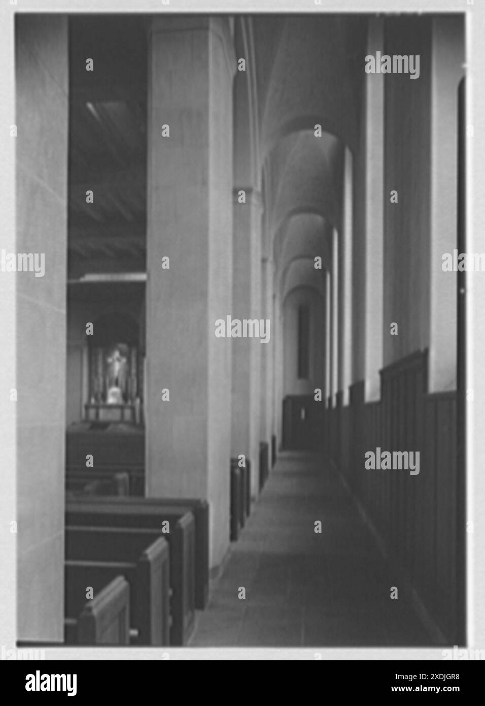 Helena's Church and School, Benedict and Olmstead Aves., Bronx, New York. Chancel et allée latérale. Collection Gottscho-Schleisner Banque D'Images