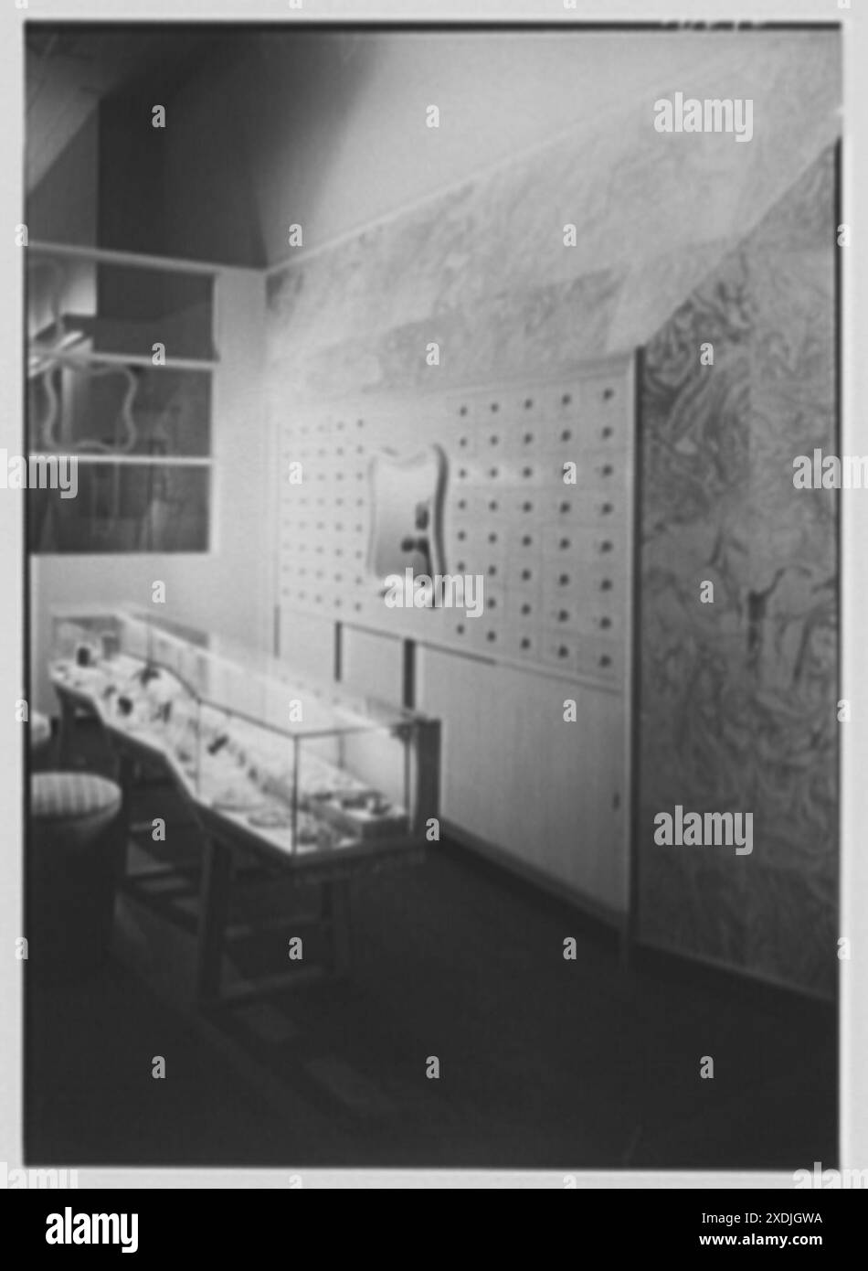 Balch Price, affaires à Brooklyn, New York. Compteur de bijoux long, vertical. Collection Gottscho-Schleisner Banque D'Images