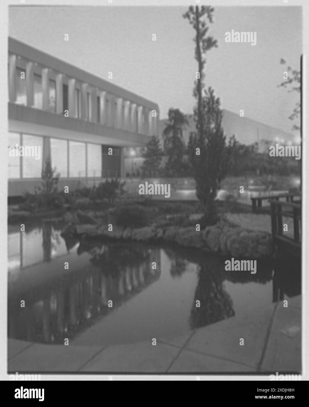 Capital Cars Distributors, George Palmer Highway, Lanham, Maryland. Vue nocturne depuis le jardin, verticale. Collection Gottscho-Schleisner Banque D'Images