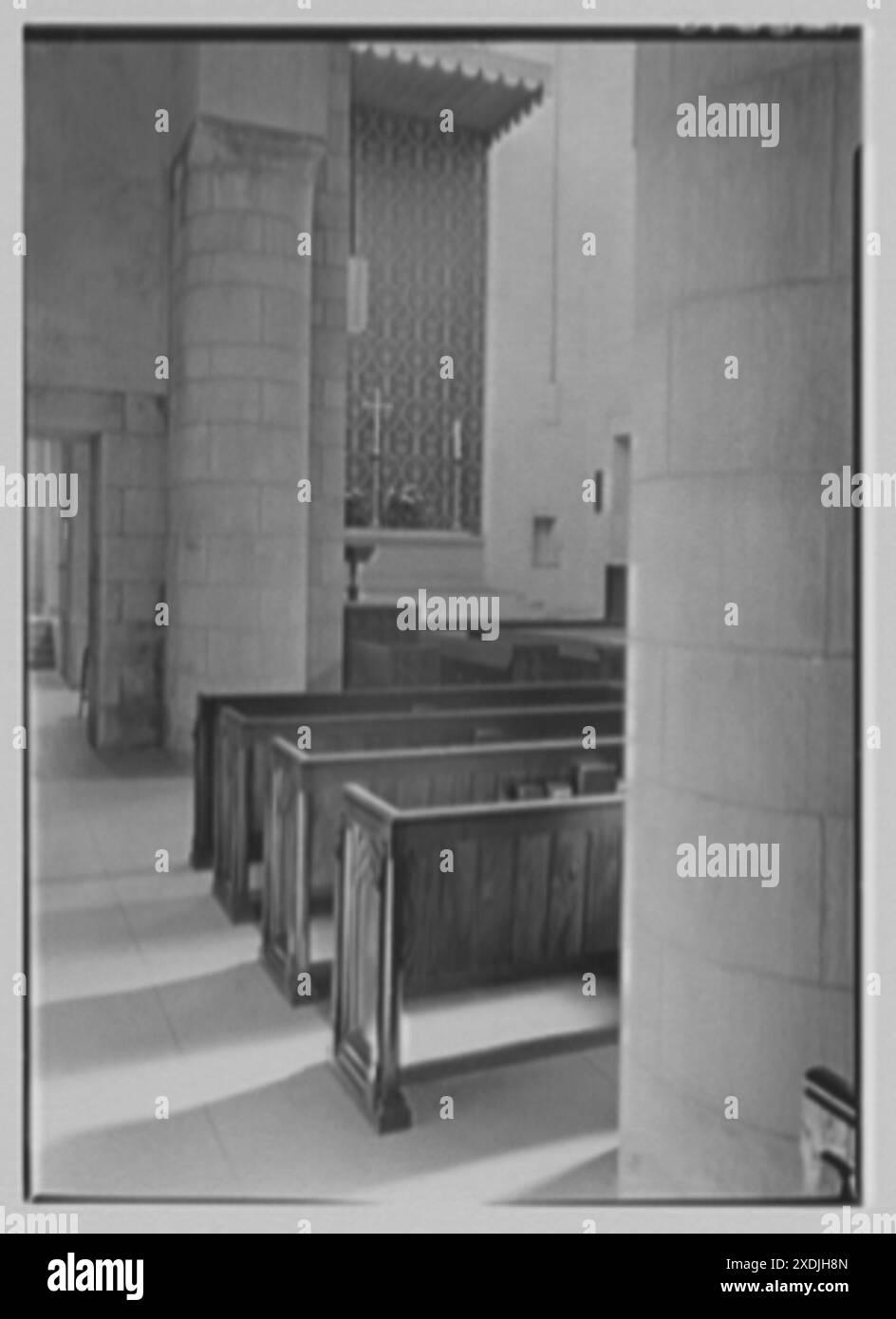 Church of the Epiphany, E. 74th équipé et York Ave., New York City. Effet de la lumière du soleil sur l'allée latérale. Collection Gottscho-Schleisner Banque D'Images