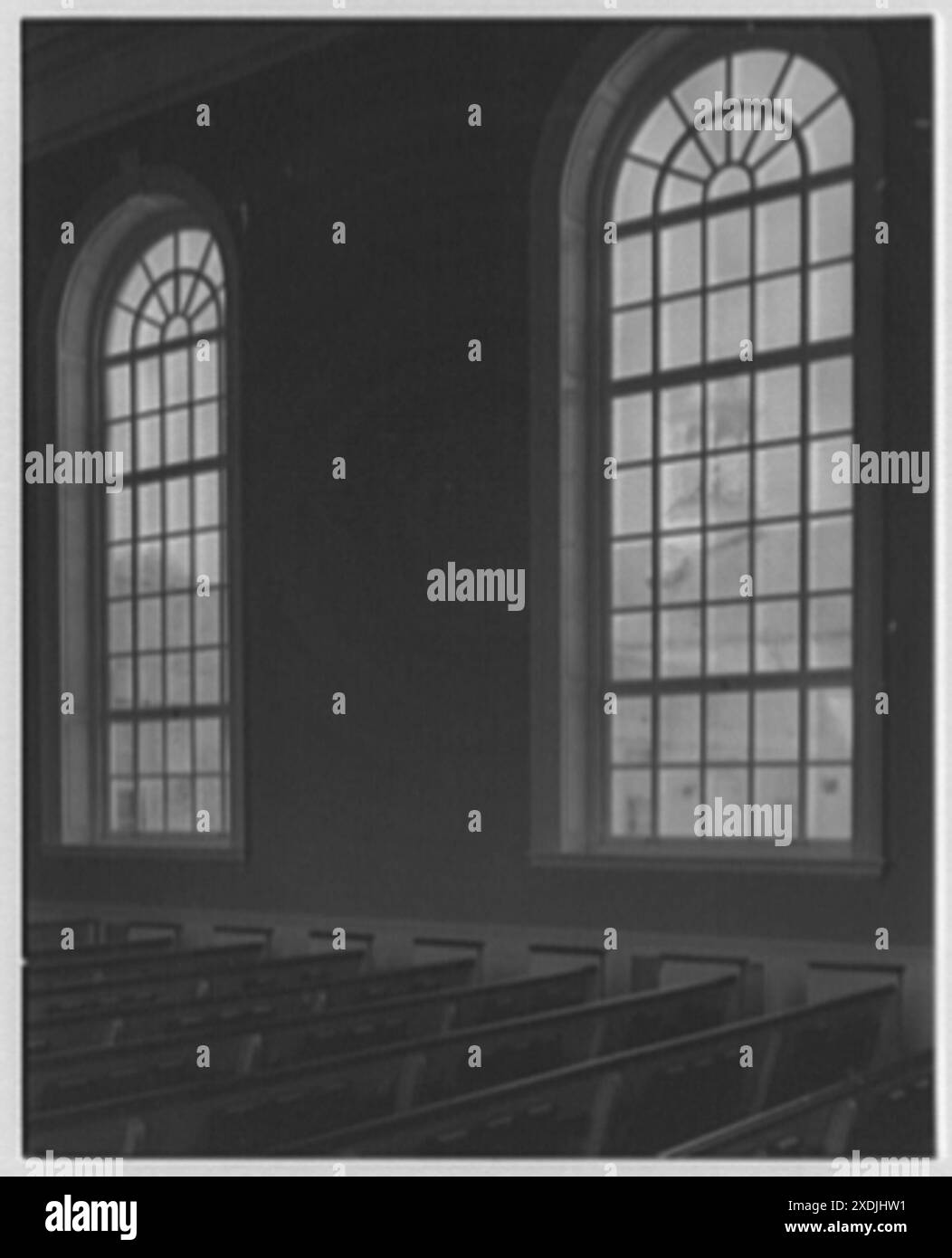 Première église méthodiste, Elkin, Caroline du Nord. Détail des fenêtres de l'église. Collection Gottscho-Schleisner Banque D'Images