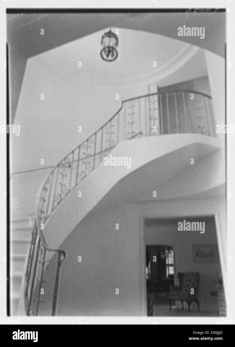 J.L. Friedman, résidence au 5650 Pine Tree Dr, Miami Beach, Floride. Escalier. Collection Gottscho-Schleisner Banque D'Images