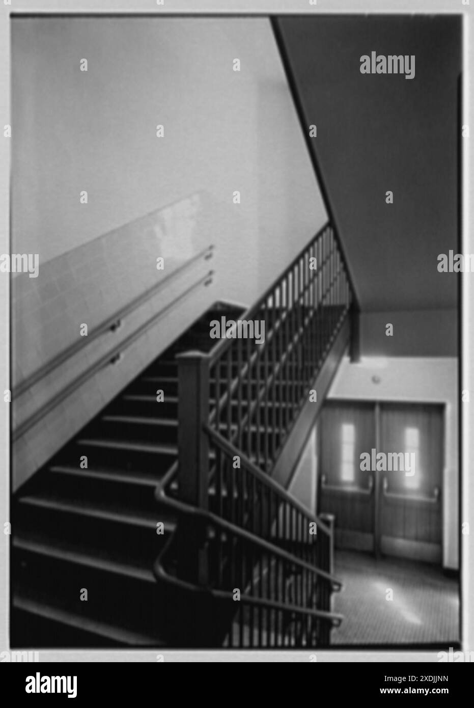Helena's Church and School, Benedict and Olmstead Aves., Bronx, New York. Escalier. Collection Gottscho-Schleisner Banque D'Images