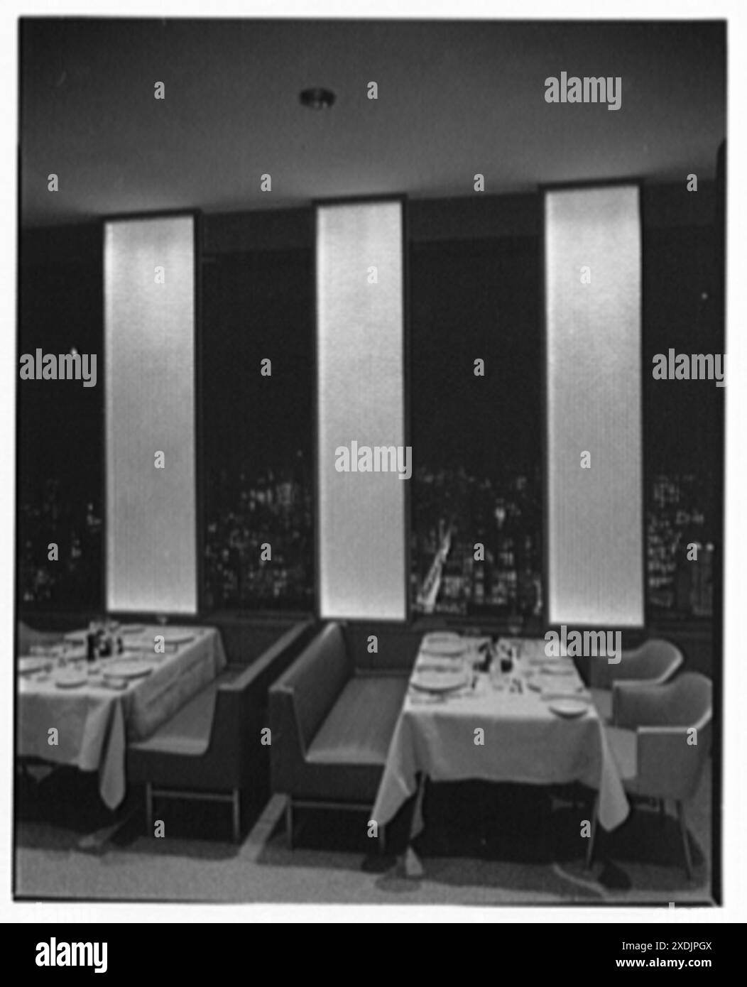 Hemisphere Club, Time-Life Building, Rockefeller Center. Panneaux et ville, au sud, de la salle Gold, 18 h. Collection Gottscho-Schleisner Banque D'Images