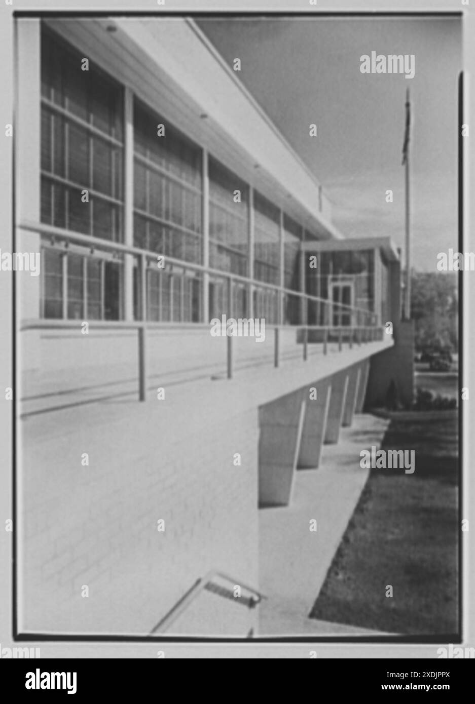 Hershey Metal Products Co., Ansonia, Connecticut. Façade d'entrée, pointue de l'atterrissage. Collection Gottscho-Schleisner Banque D'Images