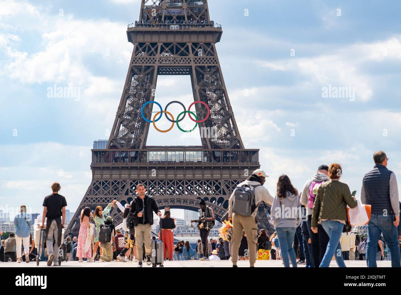 Les gens au Trocadéro avec des anneaux olympiques pour les jeux olympiques d'été 2024 sur la tour Eiffel sur fond Banque D'Images