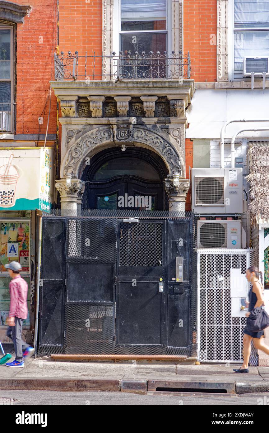 Des landrins en terre cuite ornés et des fenêtres entourent ce bâtiment en briques rouges de taille moyenne situé dans la partie inférieure est de la ville de New York. Banque D'Images