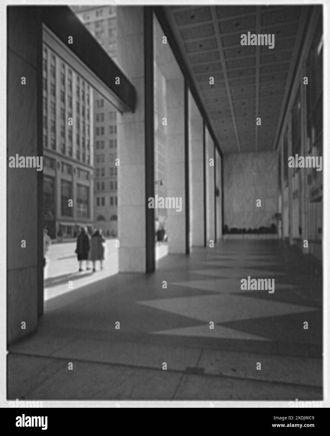 Morgan Guarantee Trust Building, 44e et 5e Ave. À travers les colonnes, vers le sud I. Collection Gottscho-Schleisner Banque D'Images