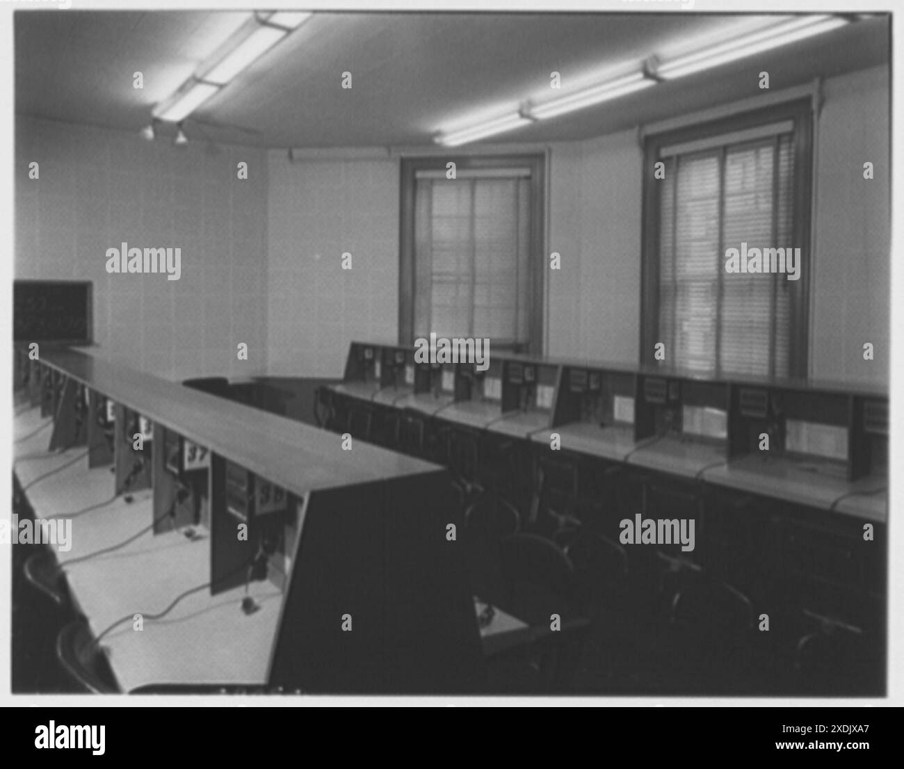AAA, affaires sur E. 40th préparé, New York City. Téléphones d'urgence. Collection Gottscho-Schleisner Banque D'Images