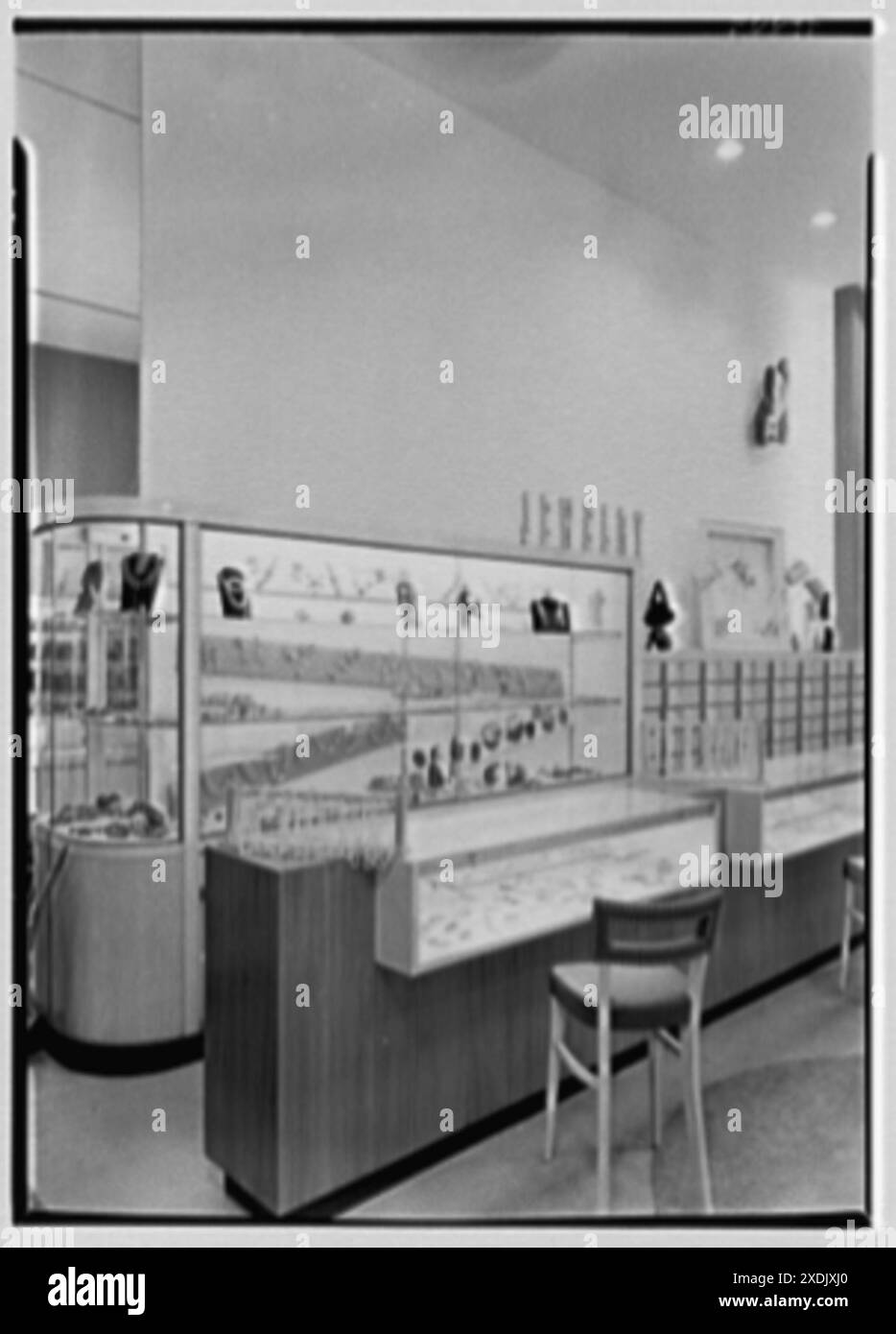 Postman's, affaires au 72 Nassau équipé, New York City. Bijoux. Collection Gottscho-Schleisner Banque D'Images