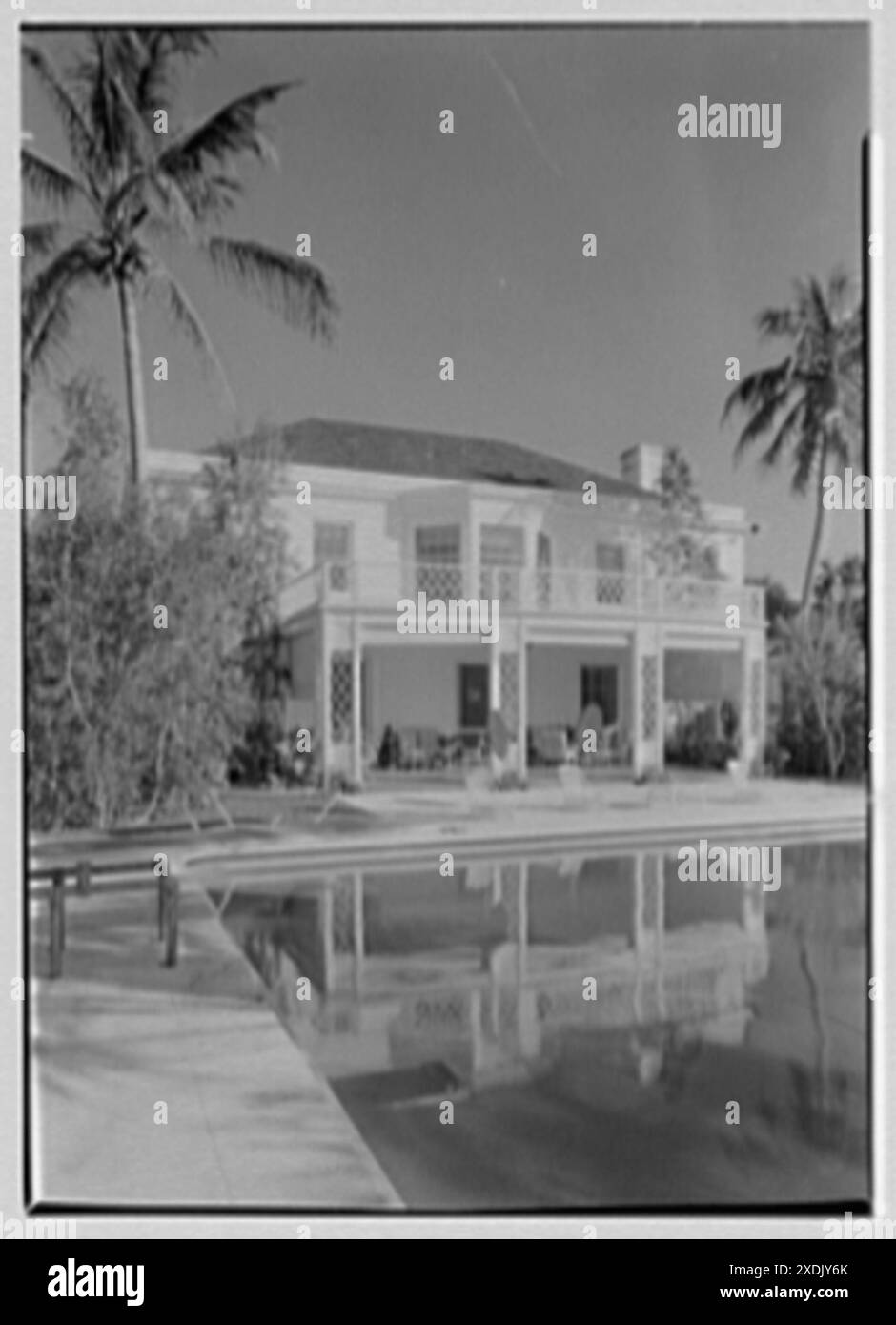 Jay O'Brien, résidence au 990 Adam Rd., Palm Beach, Floride. Piscine et maison, verticale. Collection Gottscho-Schleisner Banque D'Images