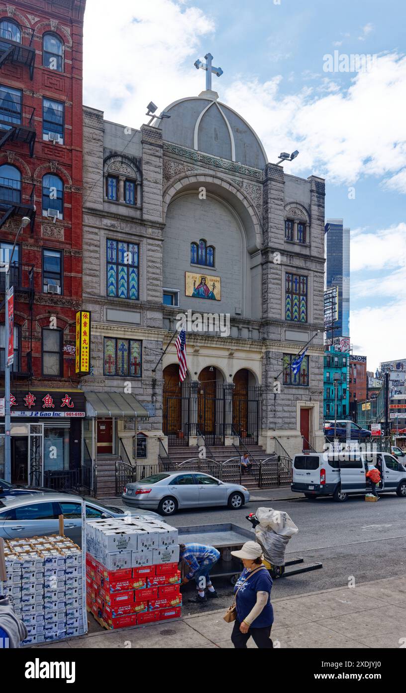 NYC Chinatown : créée Barbara Greek Orthodox Church, à l'origine une synagogue juive orthodoxe, commémore l'évolution de la population de Chinatown. Banque D'Images