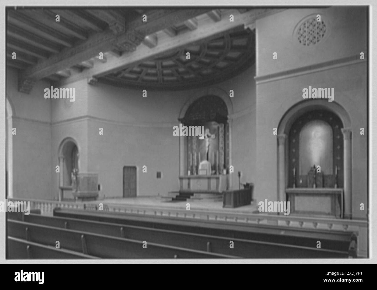 Helena's Church and School, Benedict and Olmstead Aves., Bronx, New York. Chancel et autels latéraux, à droite. Collection Gottscho-Schleisner Banque D'Images